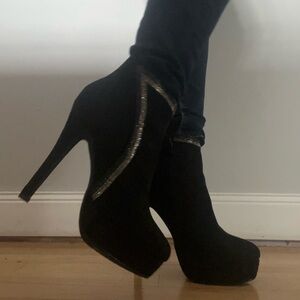 Like new Venus Black High Heel Ankle Boots sz 8 platform sexy